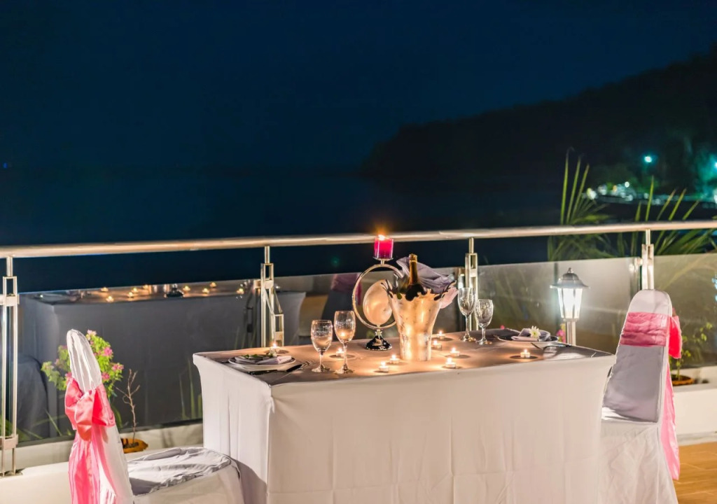Hotel Tide Phuket Beachfront