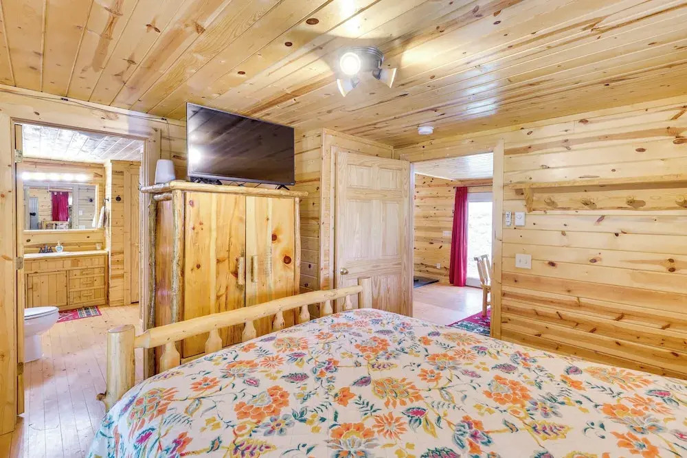 Hike, Unwind & Bring Your Pet: Deadwood Cabin!