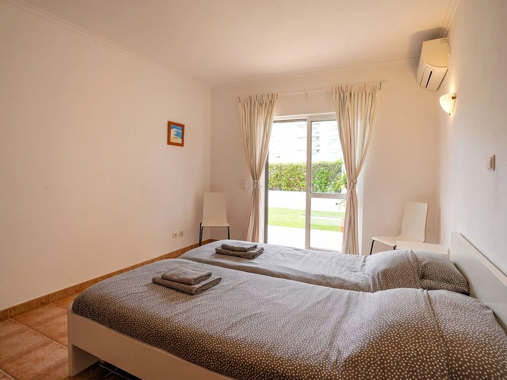 Beautiful Apartment With a Bedroom in Meia Praia and a Communal Swimming Pool