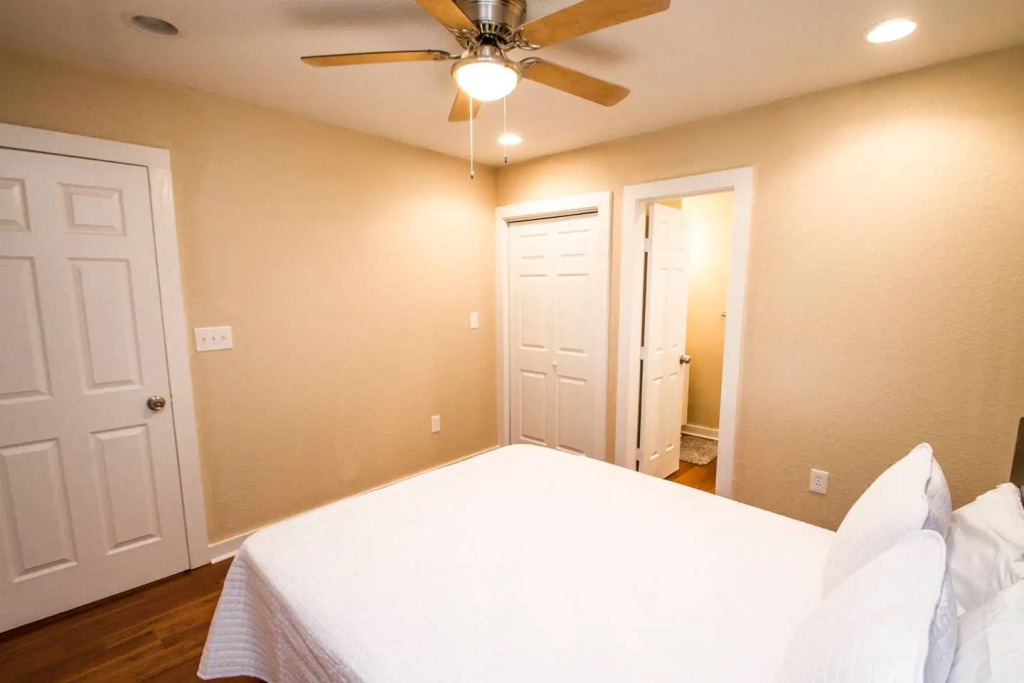 One Bedroom Apartment Near Downtown with Sleeper