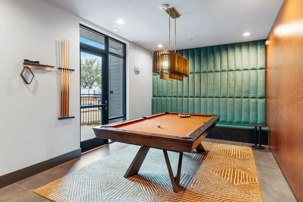 12 Min to Downtown Pool Balcony Free Parking