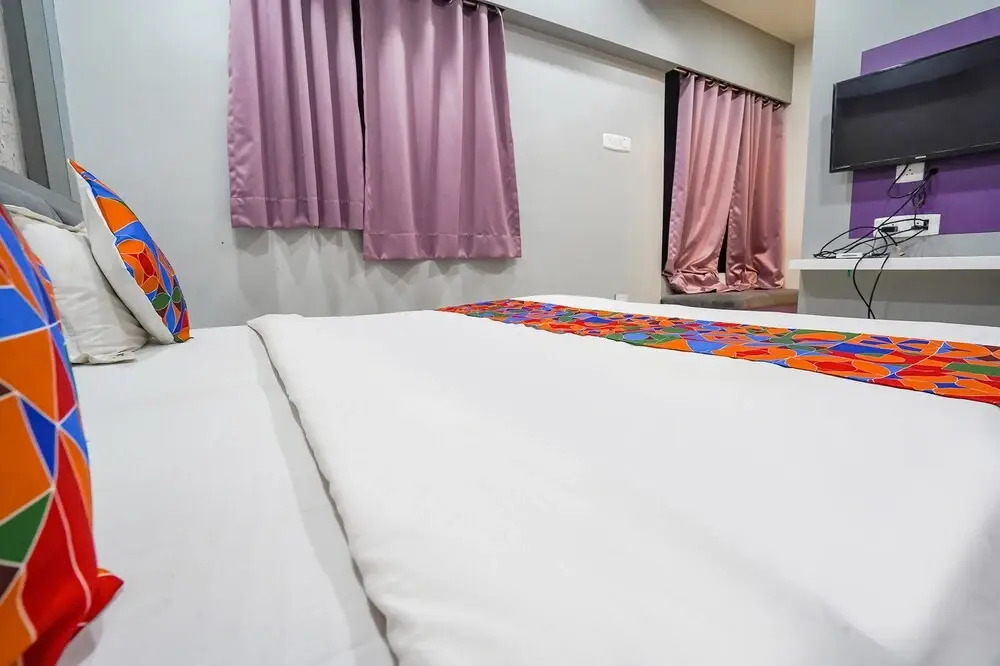 Fabhotel Royal Inn