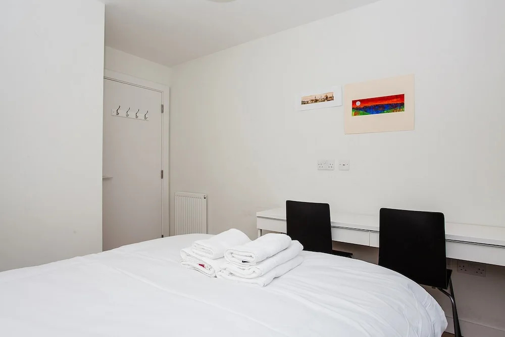 Convenient & Charming 2bd Apartment With Balcony