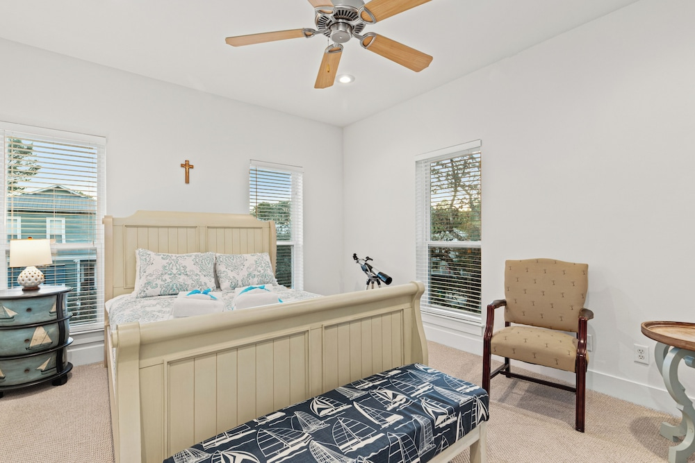 Stay at The Hut! Room for Everyone! 4BR Fun Sleeps 11