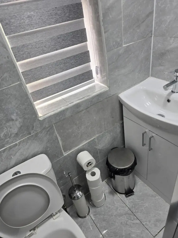 Manchester - House - Sleeps 6 - Parking - Garden