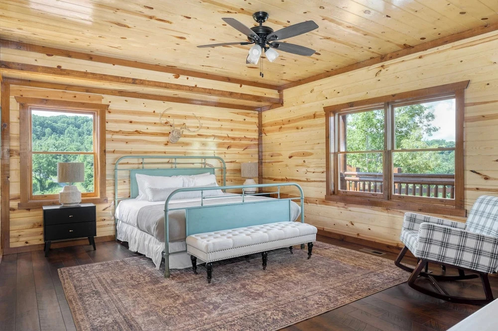 Wilder by Avantstay Group Retreat Pool + Hot Tub + Views Near Pigeon Forge Sleeps 24
