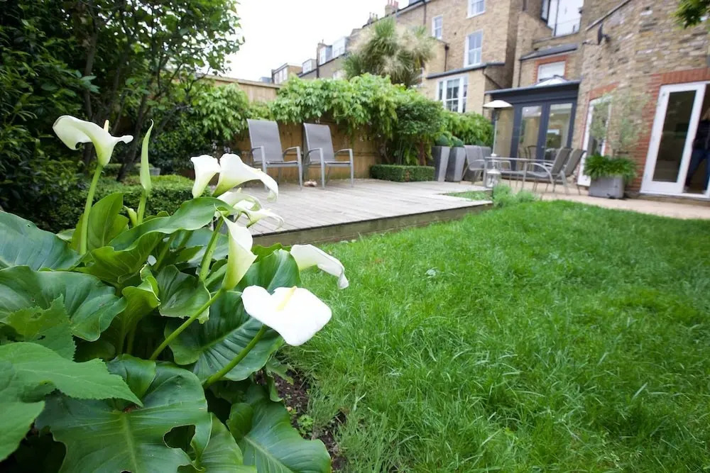 2BR Apt With Garden Near Clapham High Street Station