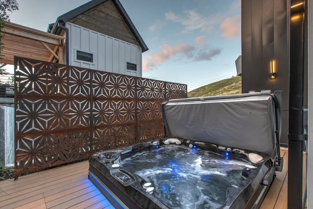 Norfolk Mountain Fantasy! 1121 5 Bedroom Home by RedAwning