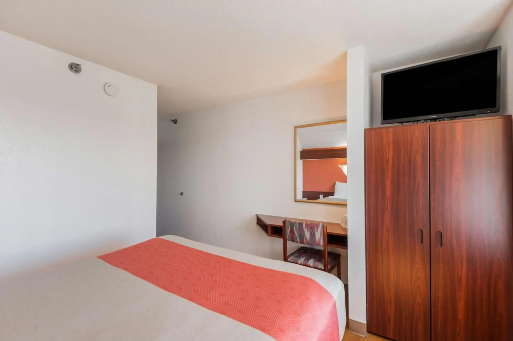 Motel 6-Olathe, KS