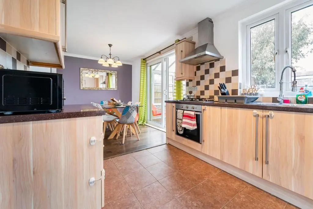 Dwellers Delight Living Ltd Serviced Accommodation, Chigwell, London 3 bedroom House, Upto 7 Guests, Free Wifi & Parking