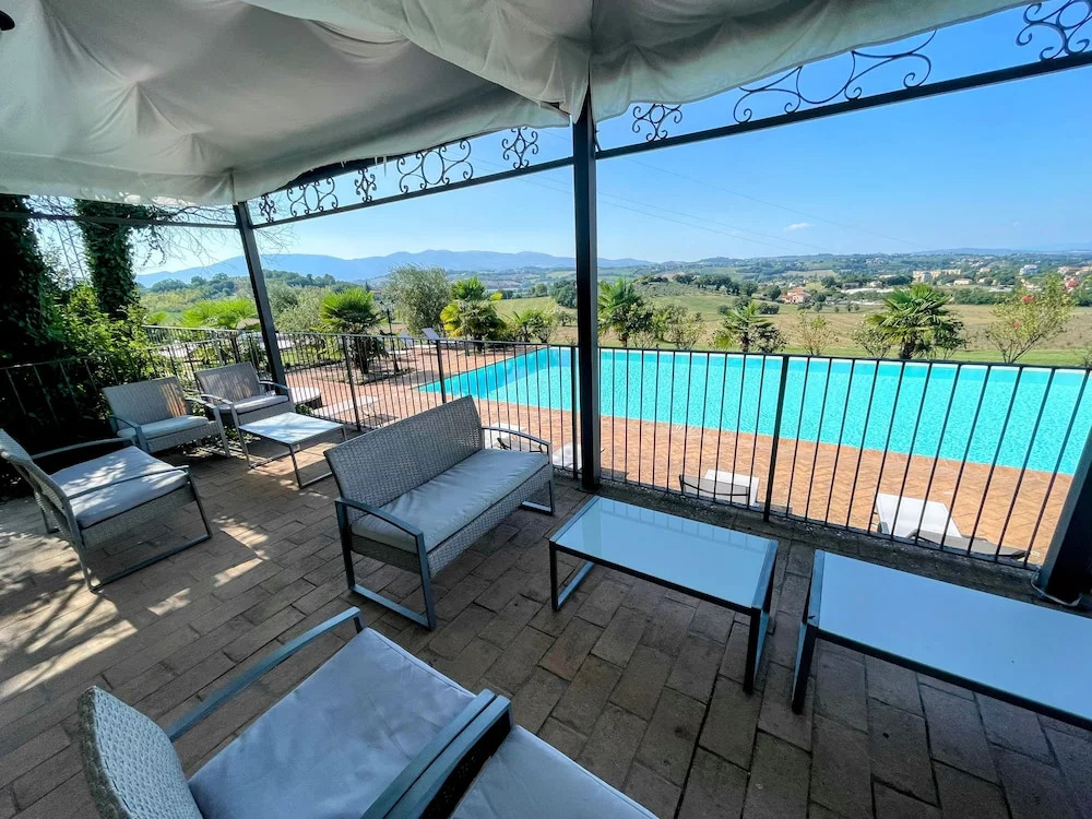 Apt 5 - Wondrous Infinity Pool, Extensive Grounds in Spoleto. Sleeps 4