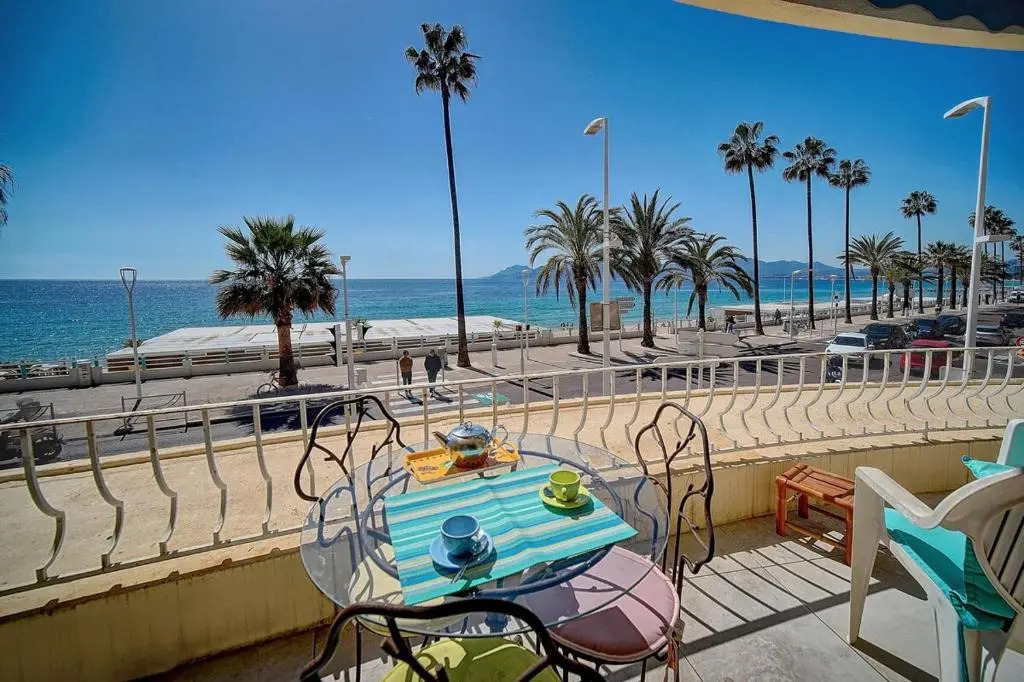 CHARMANT 2 PIECES AVEC TERRASSE VUE MER l! A1B120