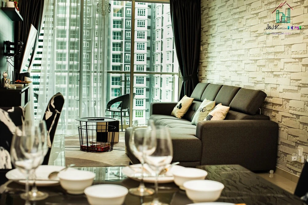 J&J Vacation Home @ Parkland Residences
