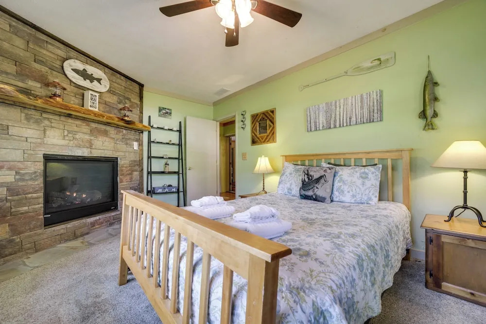 'campbell Retreat' in Maggie Valley w/ Deck!