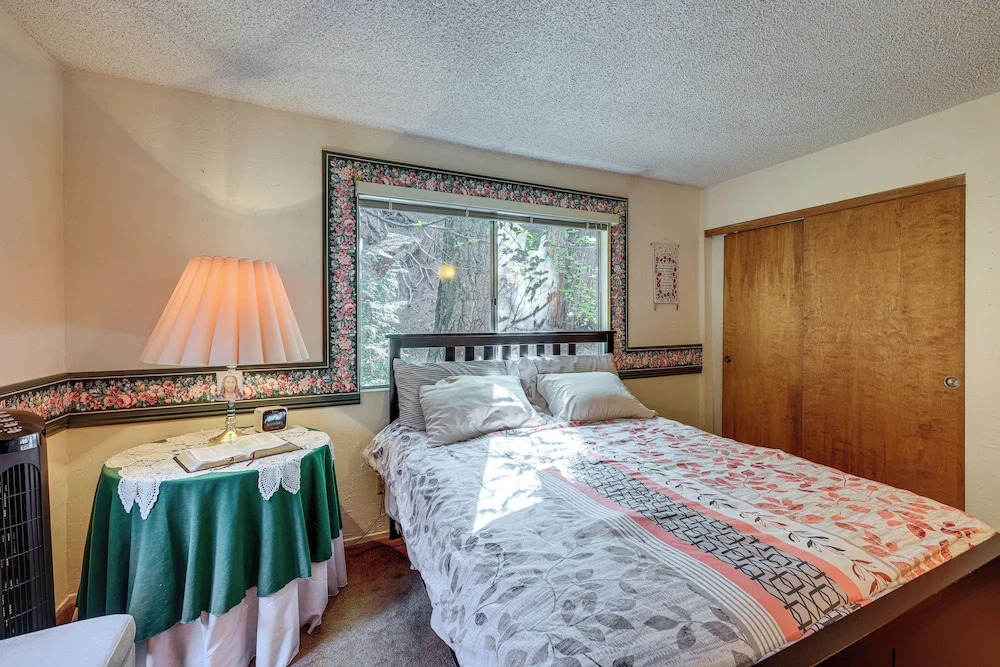 Walk to Lake Arrowhead! All-season Alpine Escape