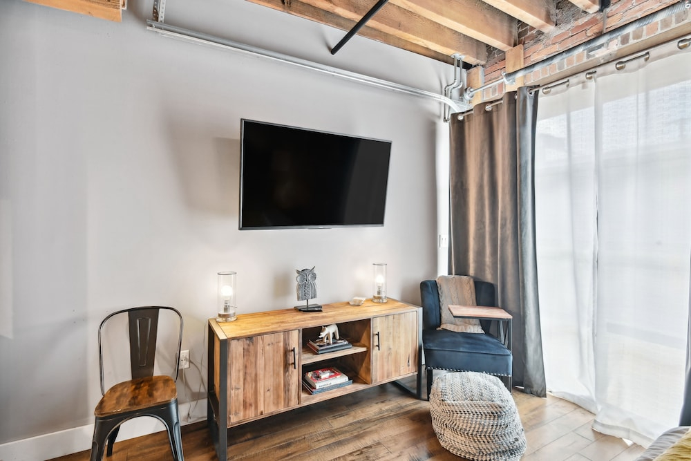 Studio w/ Pool Access: 2 Mi to Downtown Nashville!