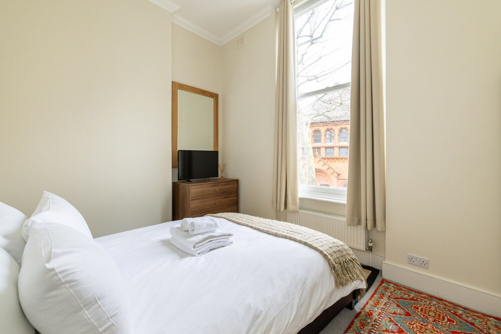 The Neutral Nest 1 BR in the Heart of Notting Hill