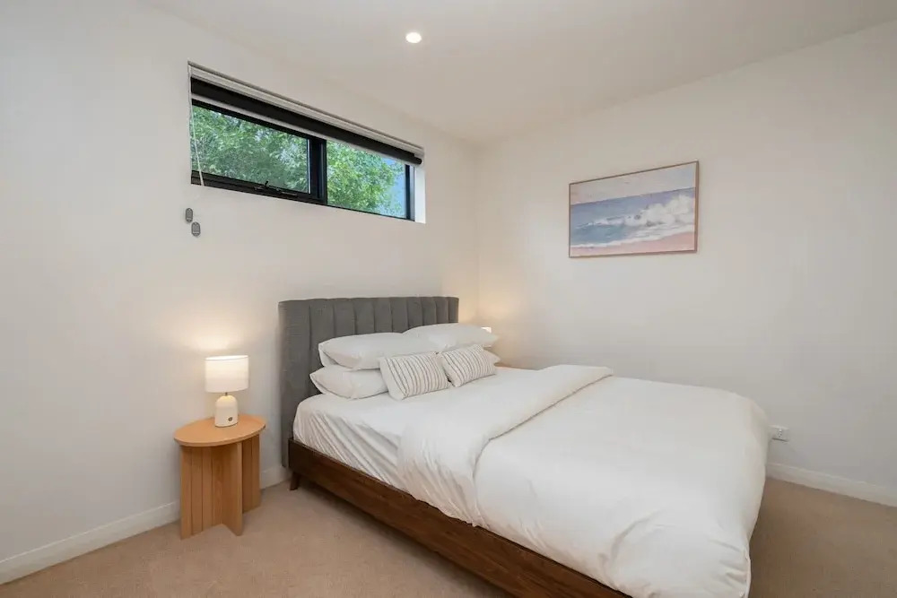 Bright 2-bed Flat Near City Amenities