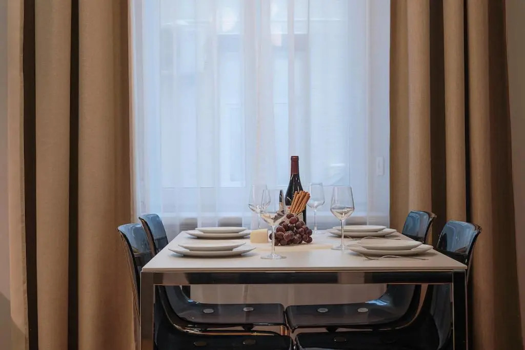 Spacious, New, High Ceilings, Central, by Cohost