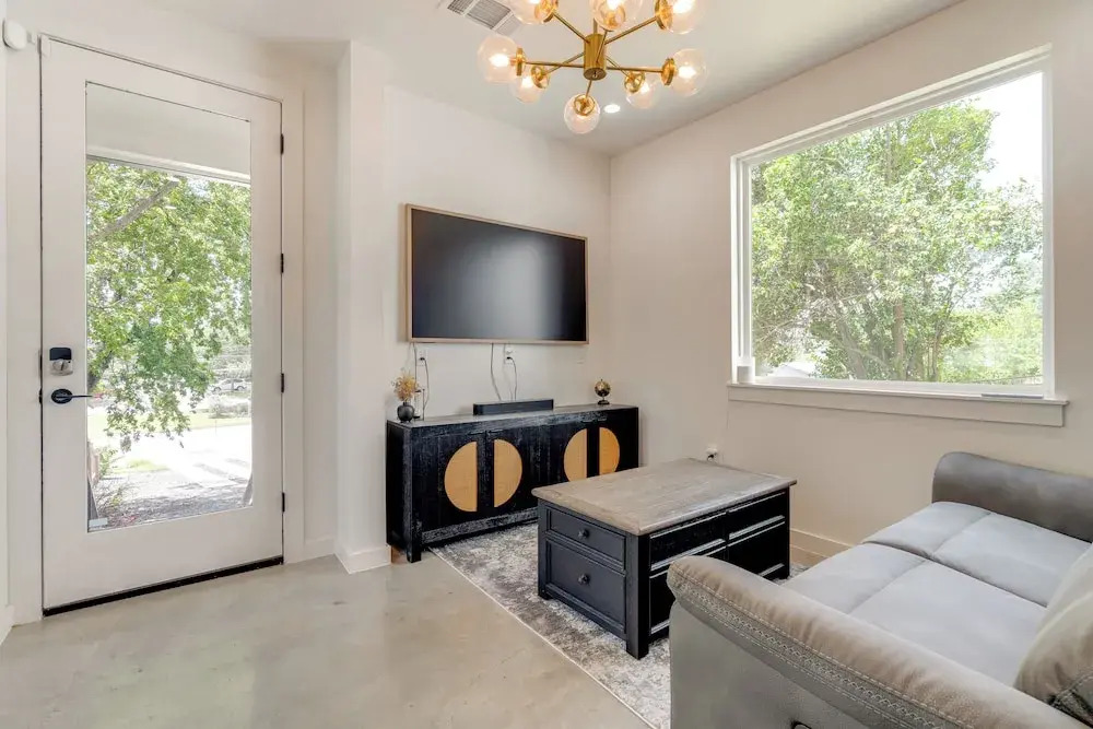 Near Restaurants & Parks: Home 3 Mi to Dtwn Austin