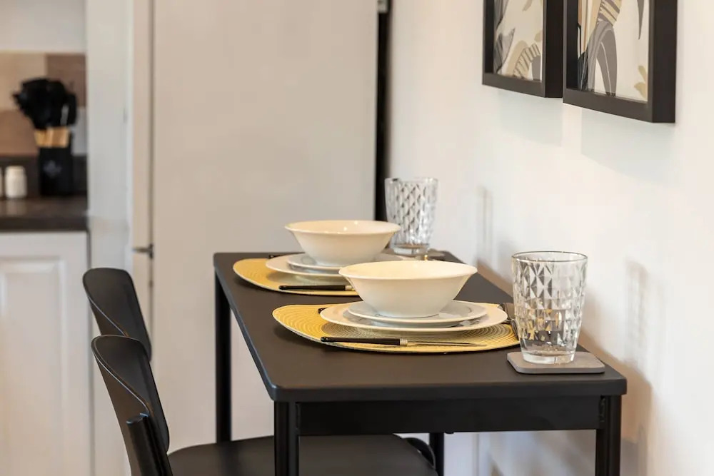Spacious Apartment Near MCR Airport