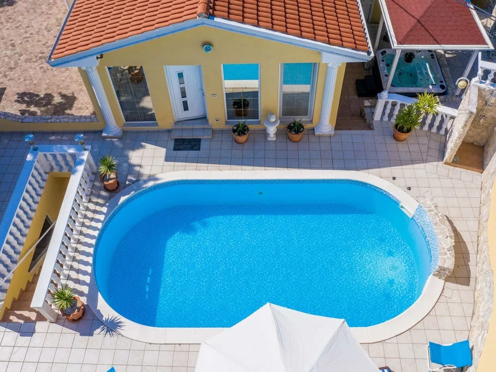 Villa in Ripenda Kras with Pool and Sauna