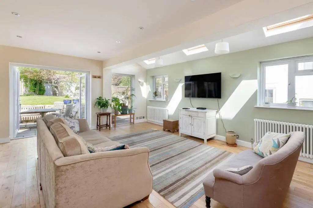 Spacious 3 Bed Home With Parking for Two Cars