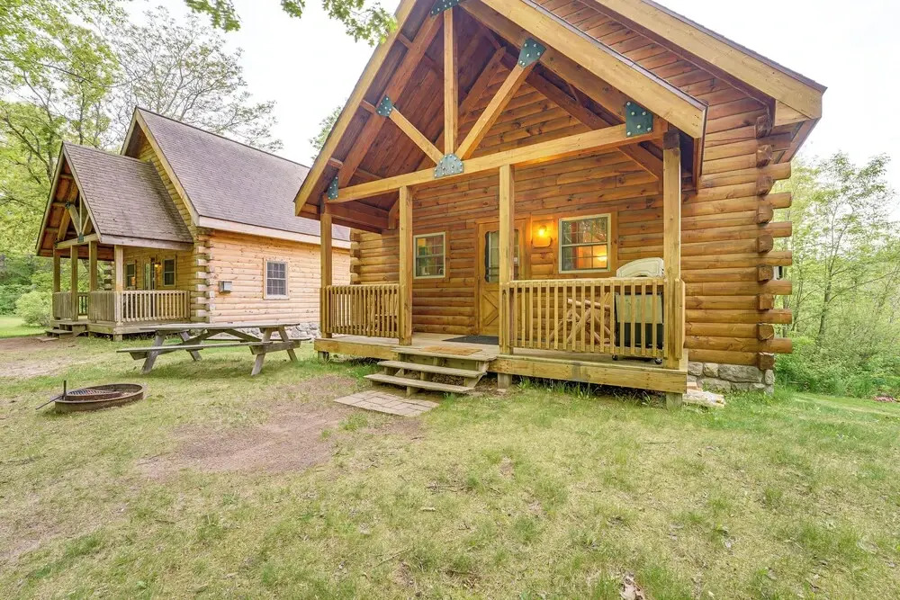 Fire Pit & Porch: Warm & Woodsy Rothbury Escape!