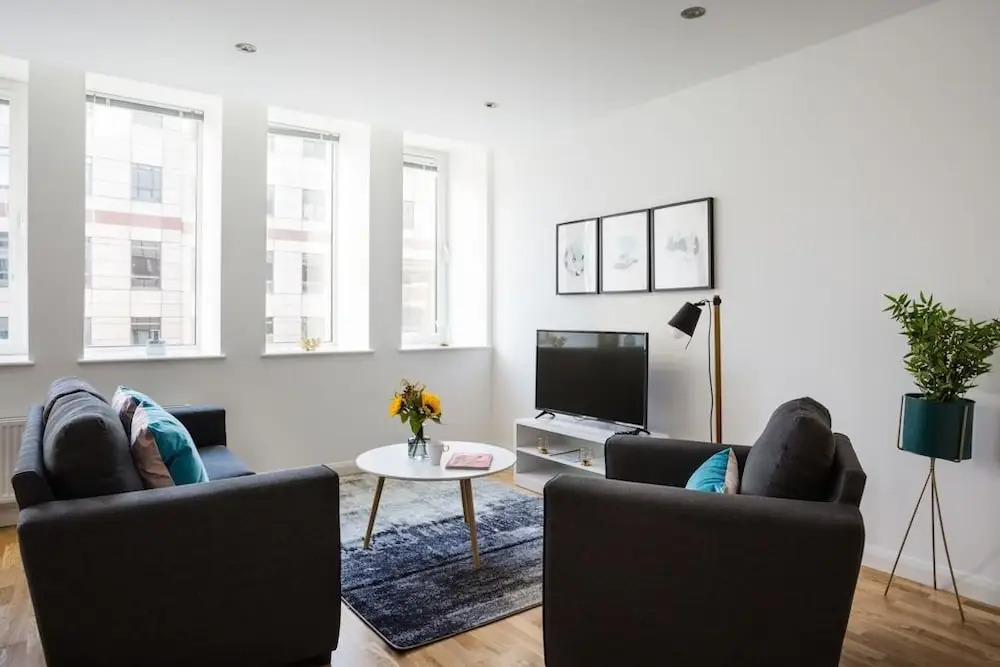 Flying Butler Croydon Apartment