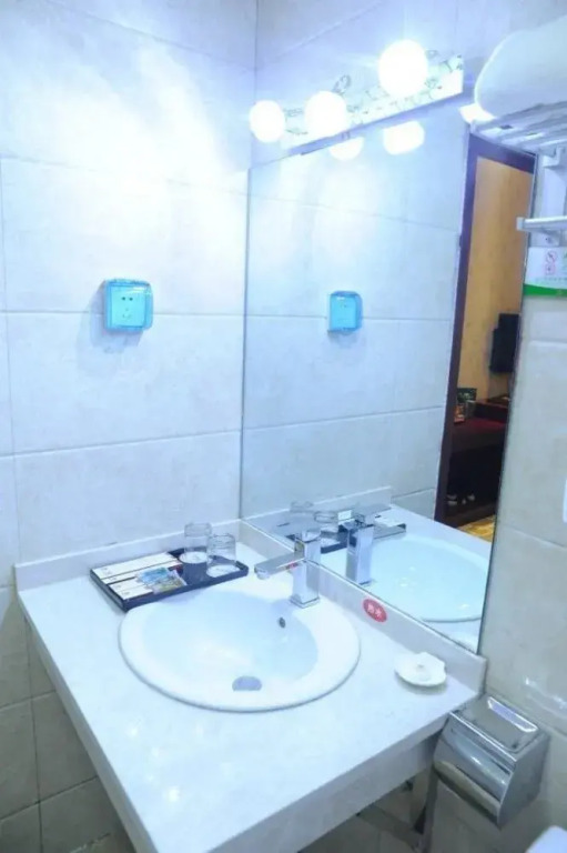 Yichuan Longsheng Business Hotel
