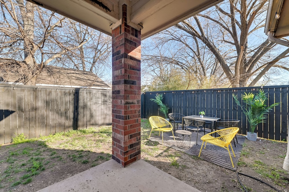 < 1 Mi to Historic Mckinney: Modern Duplex w/ Yard