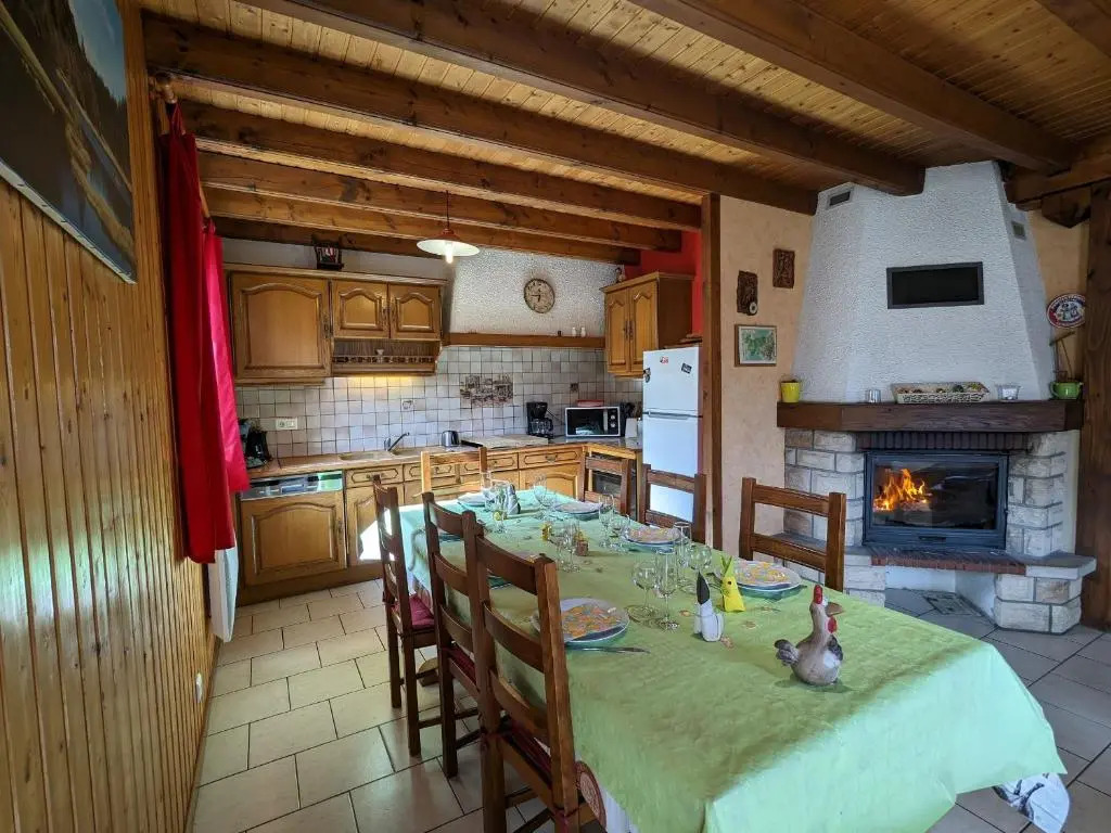 Chalet spacieux à Rochesson, près de Gérardmer, avec garage, cheminée, WIFI et équipements complets - FR-1-589-167