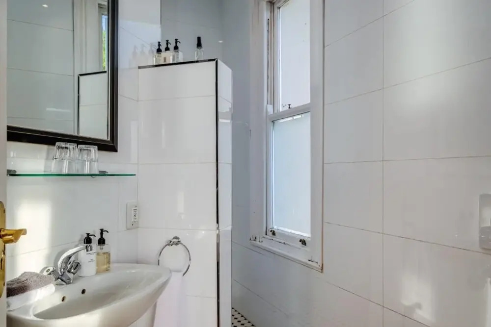 Colonial-style Camps Bay Apartment With Ocean Views and Private Pool Area CBT Lodge