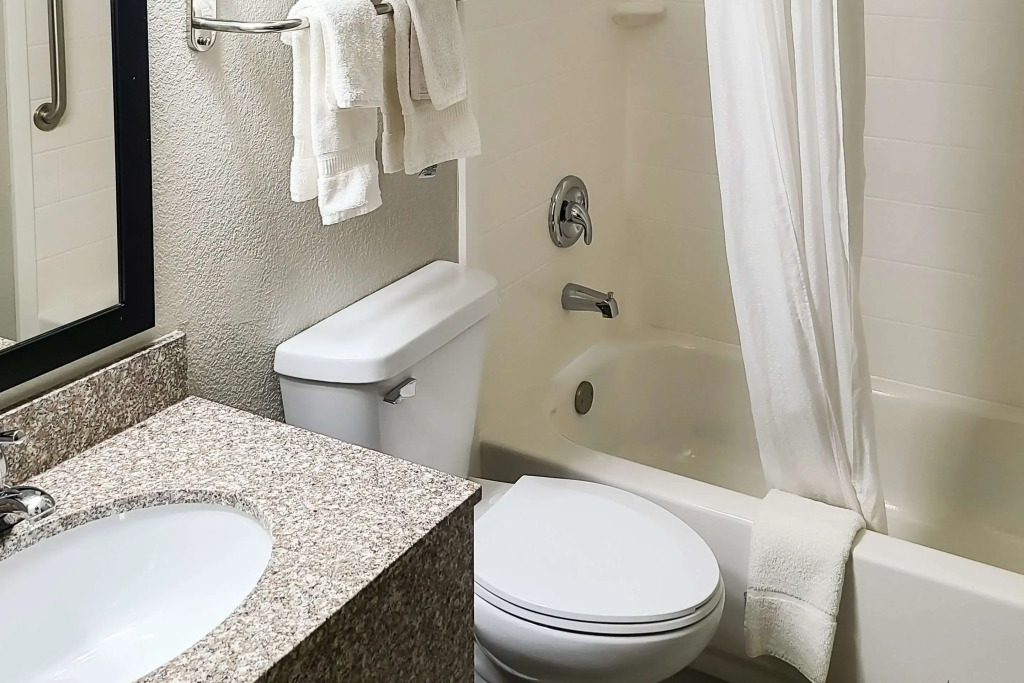 Clarion Pointe Bettendorf - Quad Cities