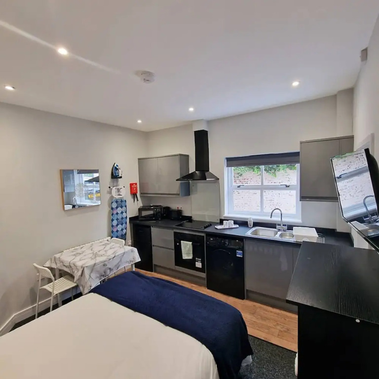 Budget studio apartment ensuite shower & parking