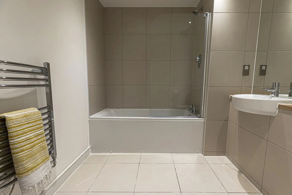 Stylish 2-bed flat w/ terrace in South East London