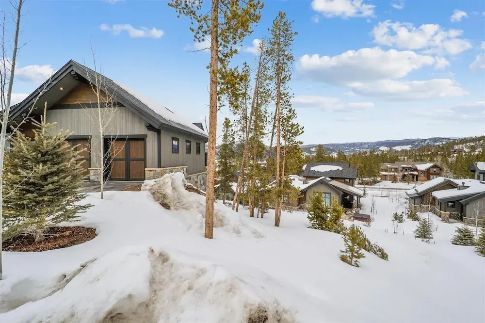 Wolverine Lookout 3 Bedroom Townhouse by Redawning