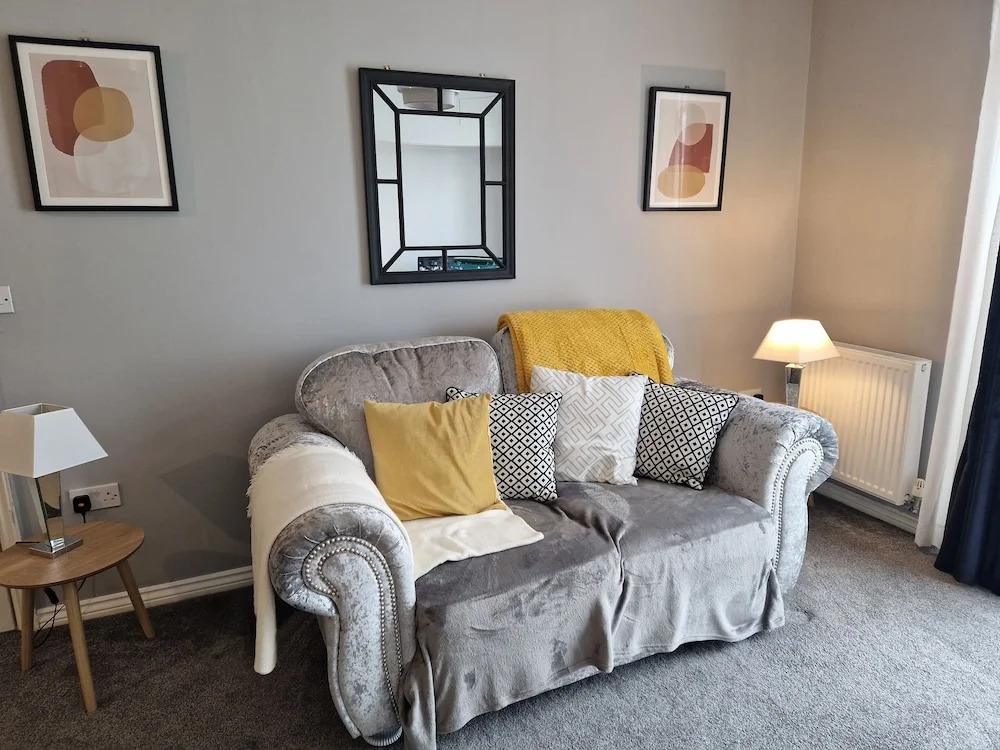 Stylish 2-bed Apartment - Sleeps 4, Parking & Wifi