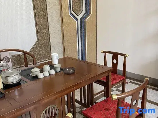 Mangshi Lumingshe B&B (Huancheng East Road)