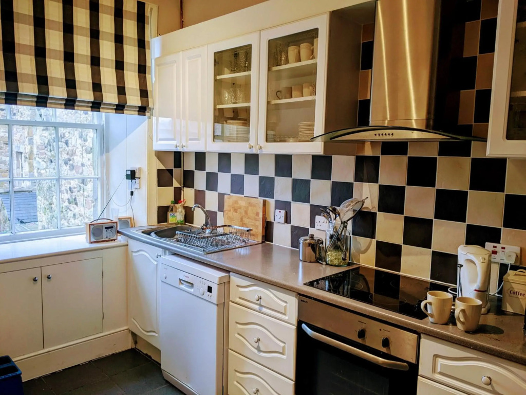 Craigowen - 4 Bed Maisonette on Historic High Street