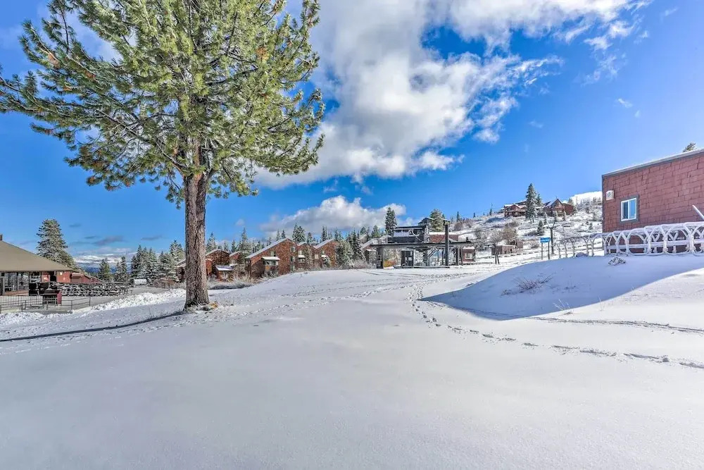 5 Mi to Donner Lake: Cabin w/ Deck + Pool Access!