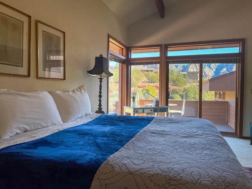 Hilltop Designer Villa, 3 Acres, Forever Views