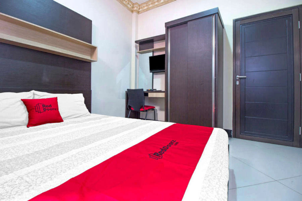 RedDoorz Plus near Isola UPI