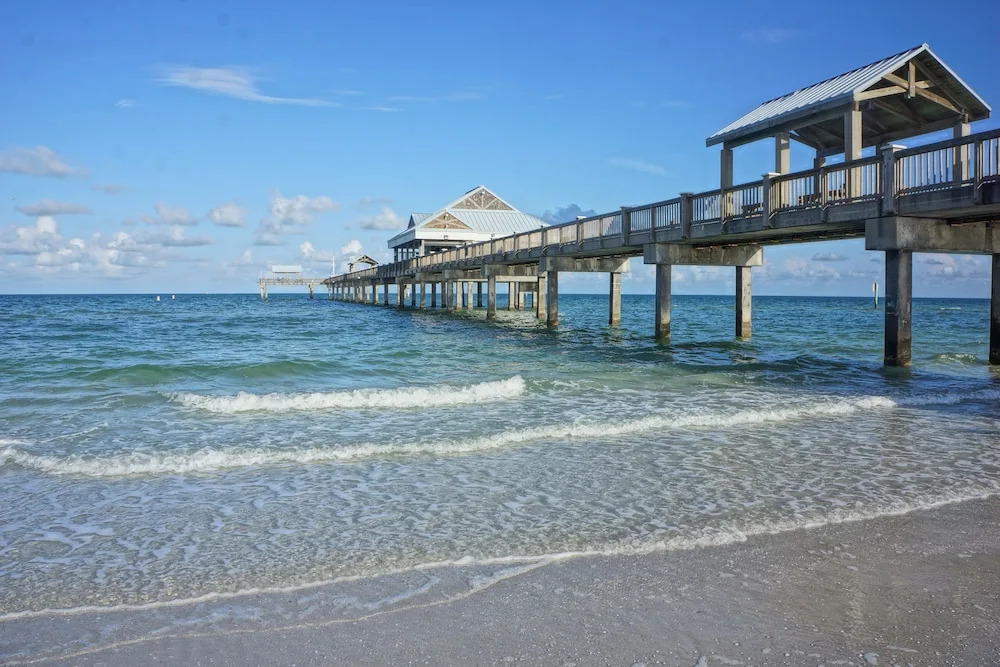 New Listing! Walkable Beachside W/ Pool 3 Bedroom Condo