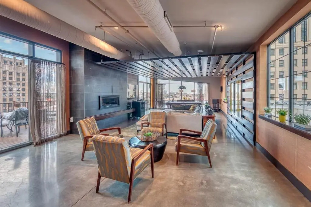 1BR Luxury Studio Historic Building, Parking, Rooftop Deck & Gym