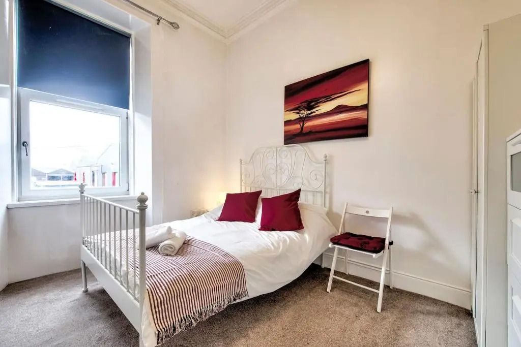 Spacious, Modern Apt, close to GLA Airport