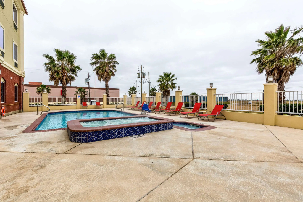Comfort Suites Galveston Cruise Port Area - Beachside