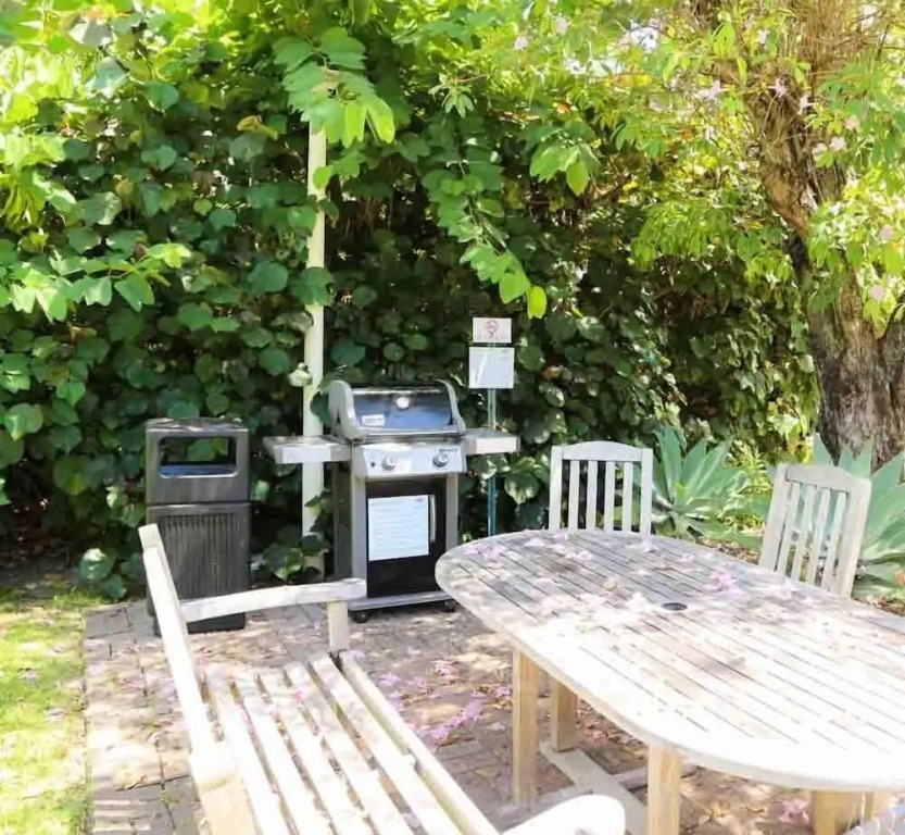 Beautifully Upgraded, Full Kitchen, Comfy King Bed, Ac 1 Bedroom Condo by RedAwning