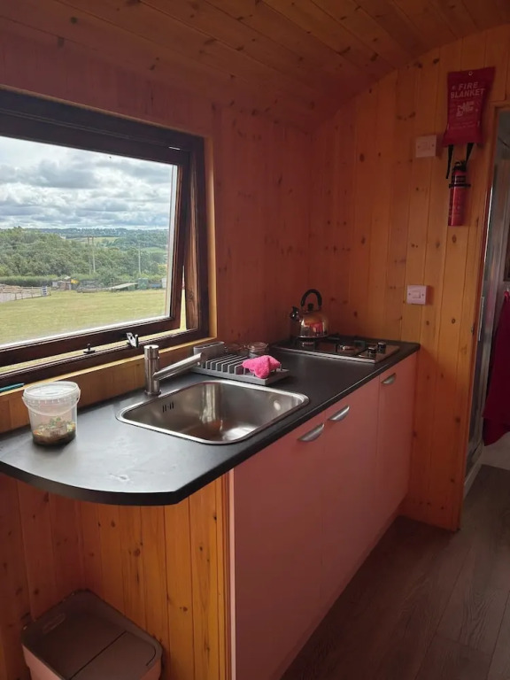 1 Bed Hut - Sleeps 2 - Parking - Smoking