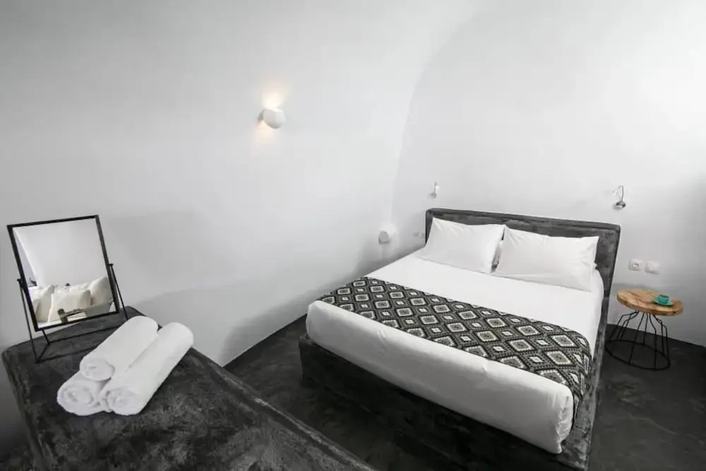 Elysian Santorini Oia Luxury Cave Villa With Outdoor Hot Tub With Sea Sunset View